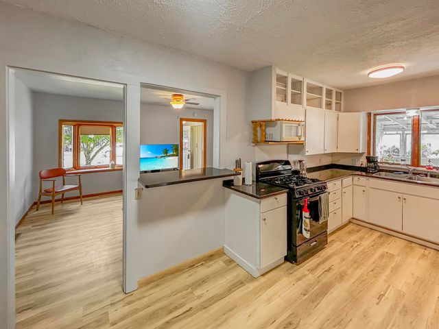 421 23rd St NW, Minot, ND 58703
