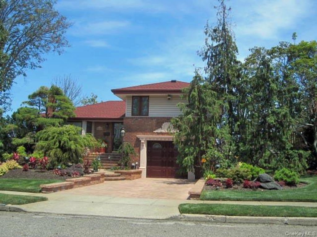 2819 Harbor Road, Merrick, NY 11566