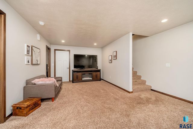 2726 E Sunburst Dr Drive, Brandon, SD 57005