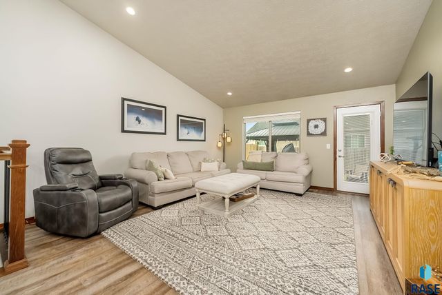 2726 E Sunburst Dr Drive, Brandon, SD 57005