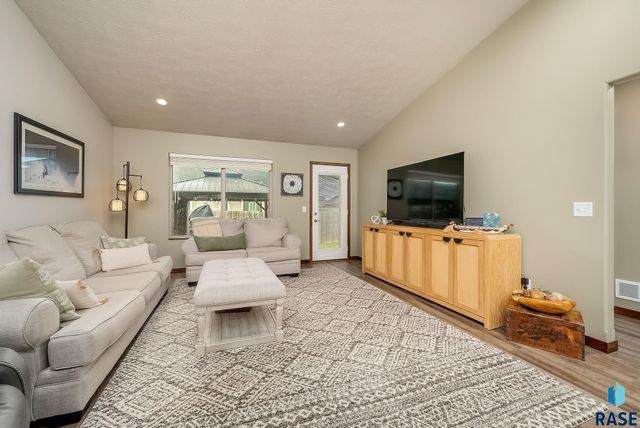 2726 E Sunburst Dr Drive, Brandon, SD 57005