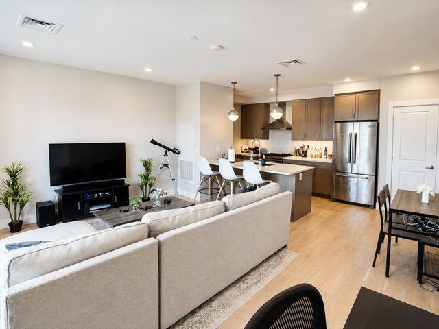 1650 Commonwealth Ave 605, Boston, MA 02135