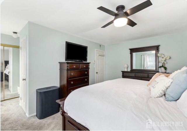 40 Lantern Lane, Sayreville, NJ 08872