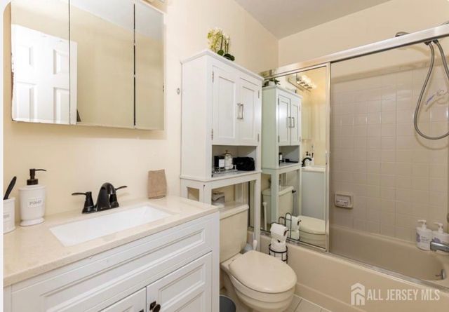 40 Lantern Lane, Sayreville, NJ 08872