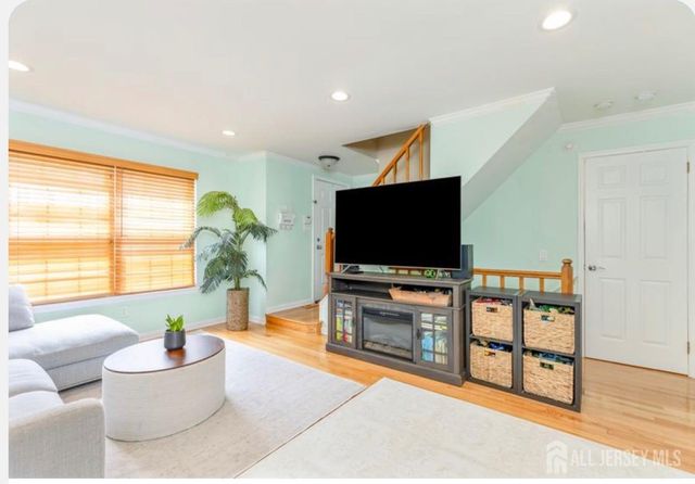40 Lantern Lane, Sayreville, NJ 08872