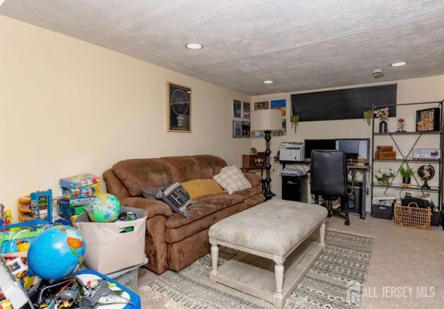 40 Lantern Lane, Sayreville, NJ 08872