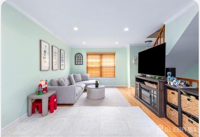 40 Lantern Lane, Sayreville, NJ 08872