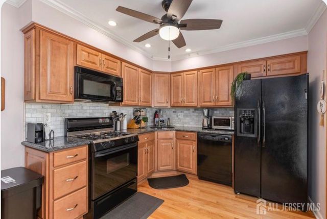 40 Lantern Lane, Sayreville, NJ 08872