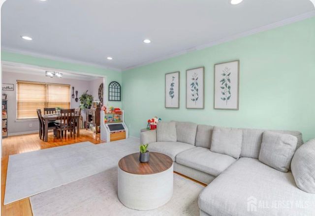 40 Lantern Lane, Sayreville, NJ 08872