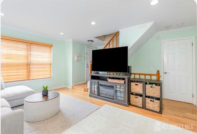 40 Lantern Lane, Sayreville, NJ 08872