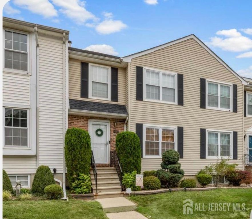 40 Lantern Lane, Sayreville, NJ 08872