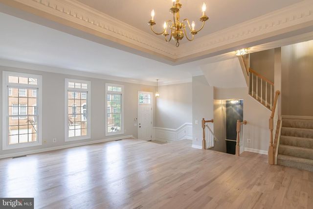 9551 LAGERSFIELD CIR, Vienna, VA 22181