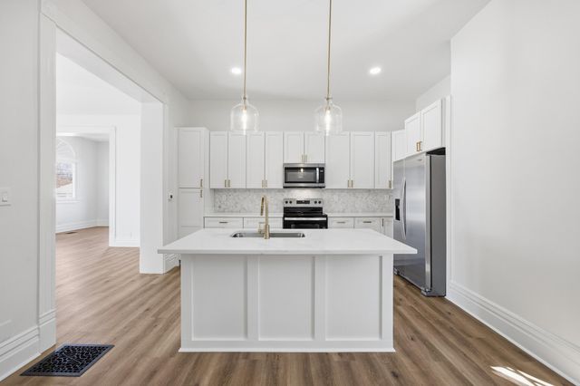 658 N Broadway, Lexington, KY 40508