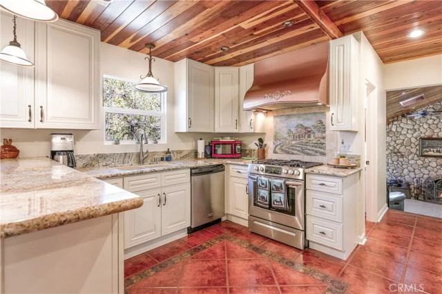 28916 North Shore Road, Lake Arrowhead, CA 92352