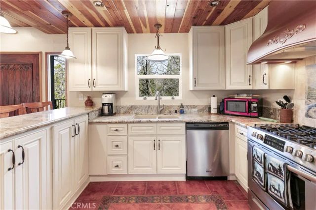 28916 North Shore Road, Lake Arrowhead, CA 92352