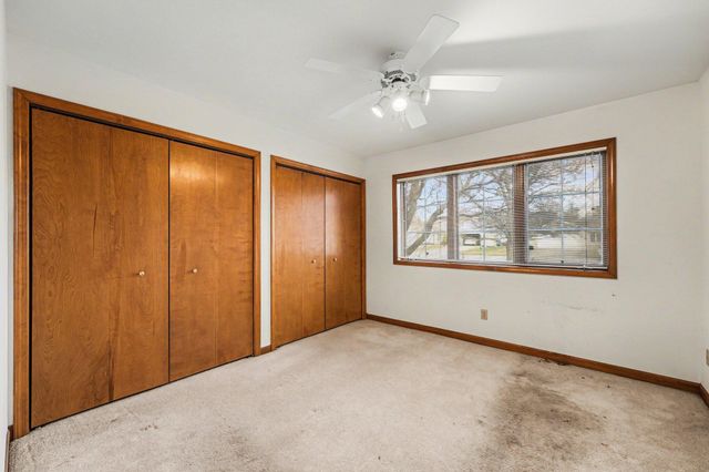 950 Blue Jay Way, Dyer, IN 46311