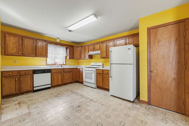 950 Blue Jay Way, Dyer, IN 46311