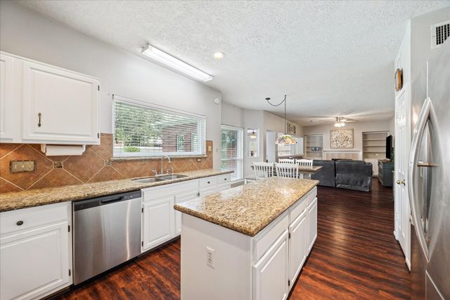 1211 Woodchase Drive, Pearland, TX 77581