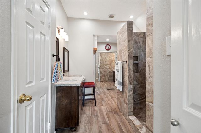 1211 Woodchase Drive, Pearland, TX 77581