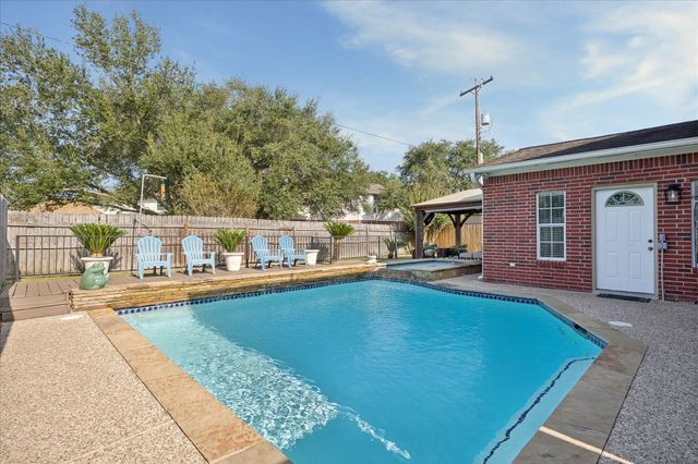 1211 Woodchase Drive, Pearland, TX 77581