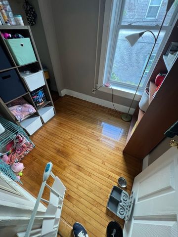 2239 W 18th Place 2R, Chicago, IL 60608