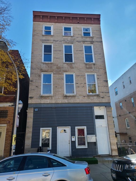 2239 W 18th Place 2R, Chicago, IL 60608