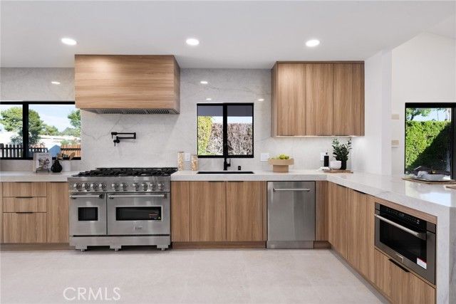 1975 E Mark Leslie, Palm Springs, CA 92264