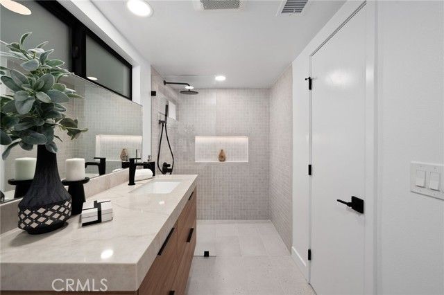 1975 E Mark Leslie, Palm Springs, CA 92264