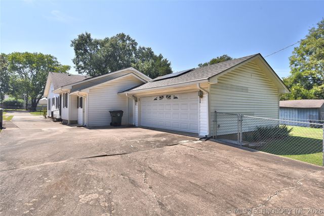1229 E 8th Street, Okmulgee, OK 74447