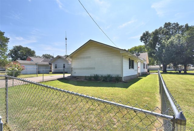 1229 E 8th Street, Okmulgee, OK 74447