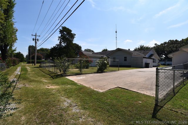 1229 E 8th Street, Okmulgee, OK 74447