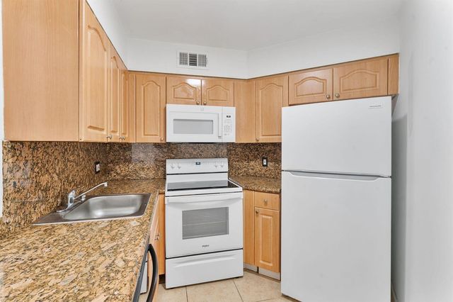 212 Lake Pointe Drive 302, Oakland Park, FL 33309