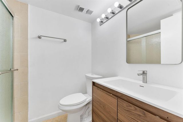 212 Lake Pointe Drive 302, Oakland Park, FL 33309