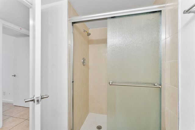 212 Lake Pointe Drive 302, Oakland Park, FL 33309