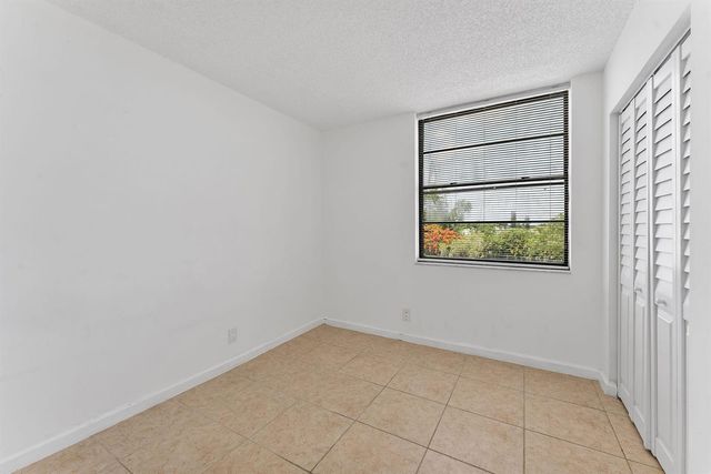212 Lake Pointe Drive 302, Oakland Park, FL 33309