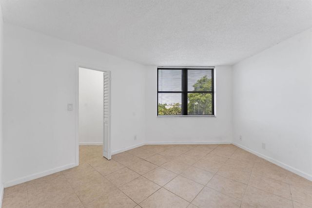 212 Lake Pointe Drive 302, Oakland Park, FL 33309