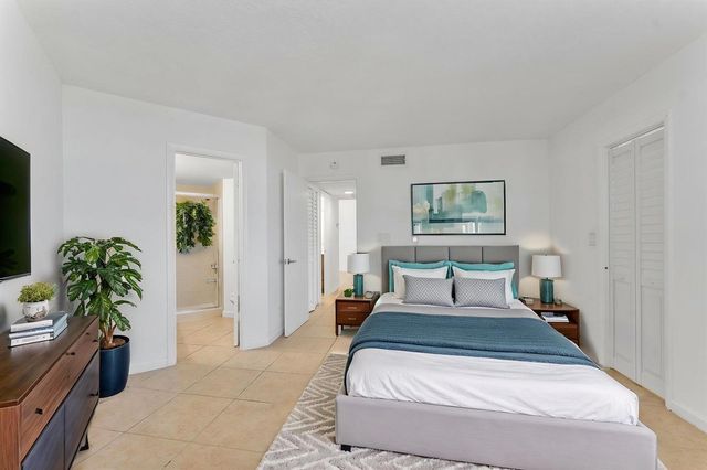 212 Lake Pointe Drive 302, Oakland Park, FL 33309