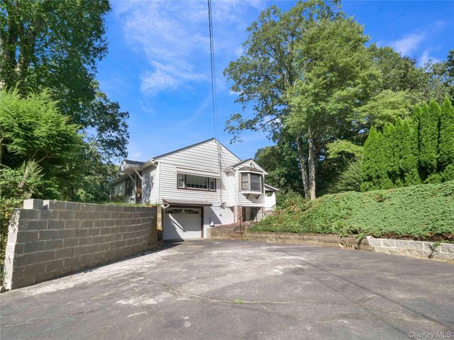 33 Mountain Road, Tuxedo Park, NY 10987