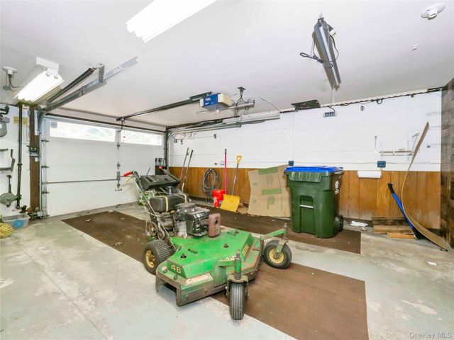 33 Mountain Road, Tuxedo Park, NY 10987