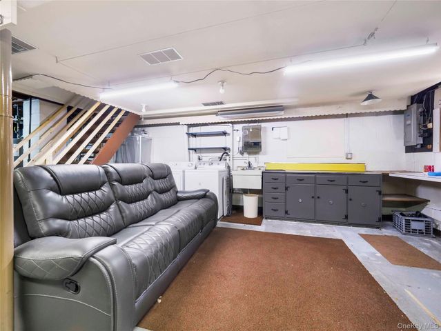 33 Mountain Road, Tuxedo Park, NY 10987