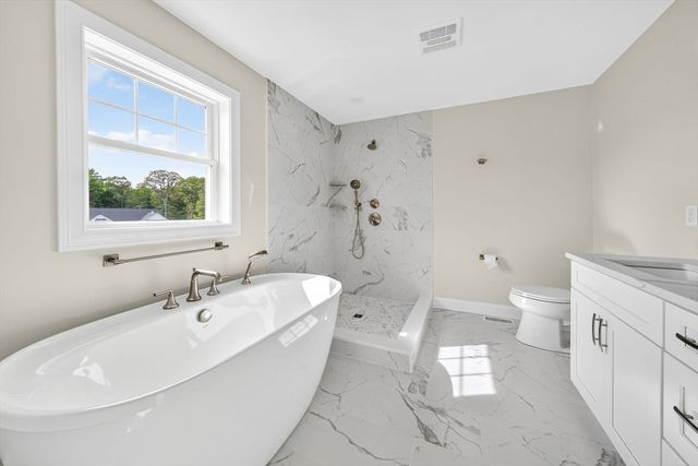 10 Westview Dr, Dartmouth, MA 02747