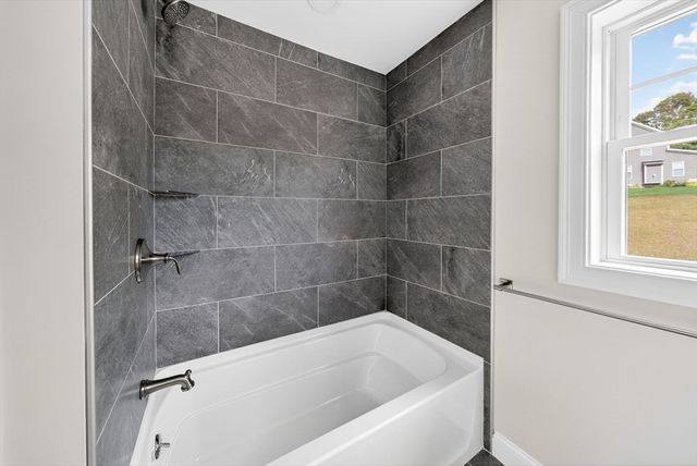 10 Westview Dr, Dartmouth, MA 02747