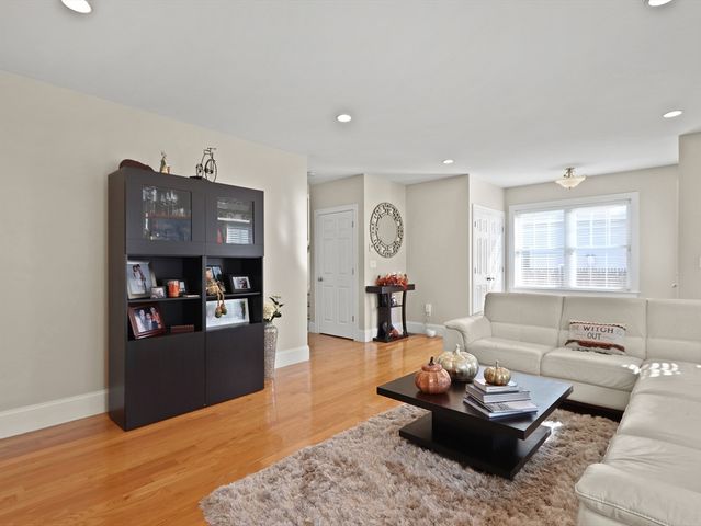 105-107 North St 105, Newton, MA 02460