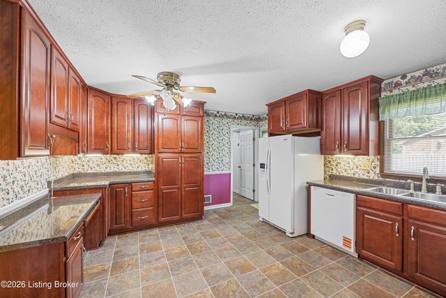 4809 Sussex Dr, Shepherdsville, KY 40165