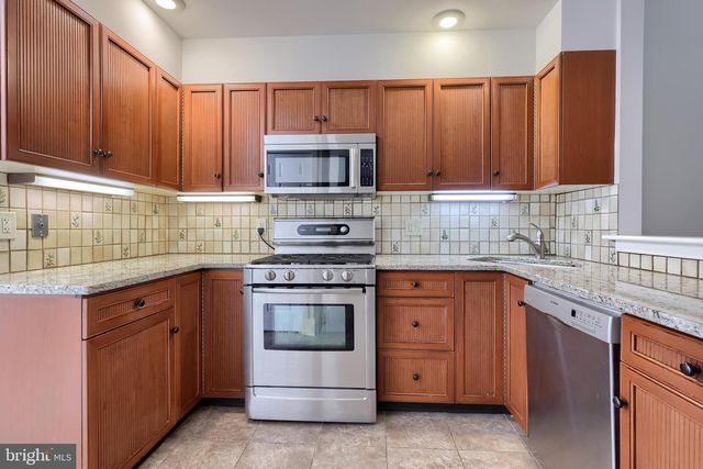 211 WILLOW VALLEY DR, Lancaster, PA 17602