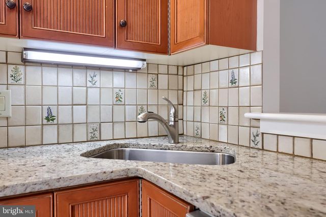 211 WILLOW VALLEY DR, Lancaster, PA 17602