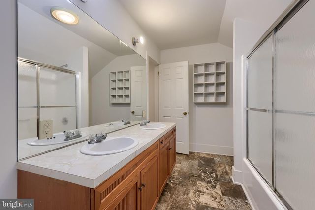 211 WILLOW VALLEY DR, Lancaster, PA 17602