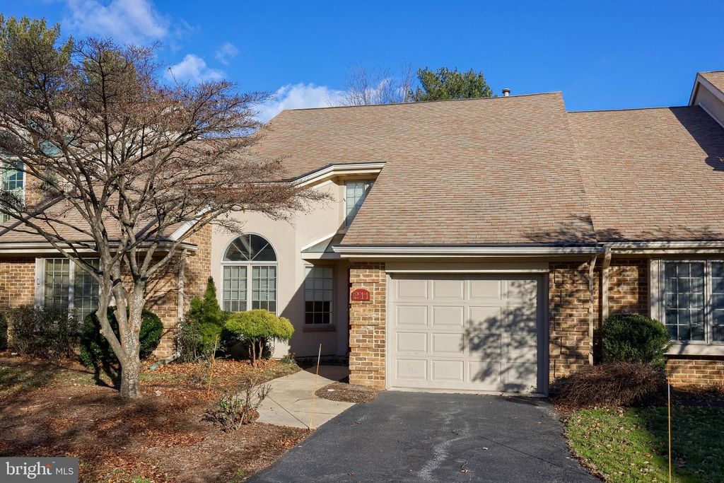 211 WILLOW VALLEY DR, Lancaster, PA 17602