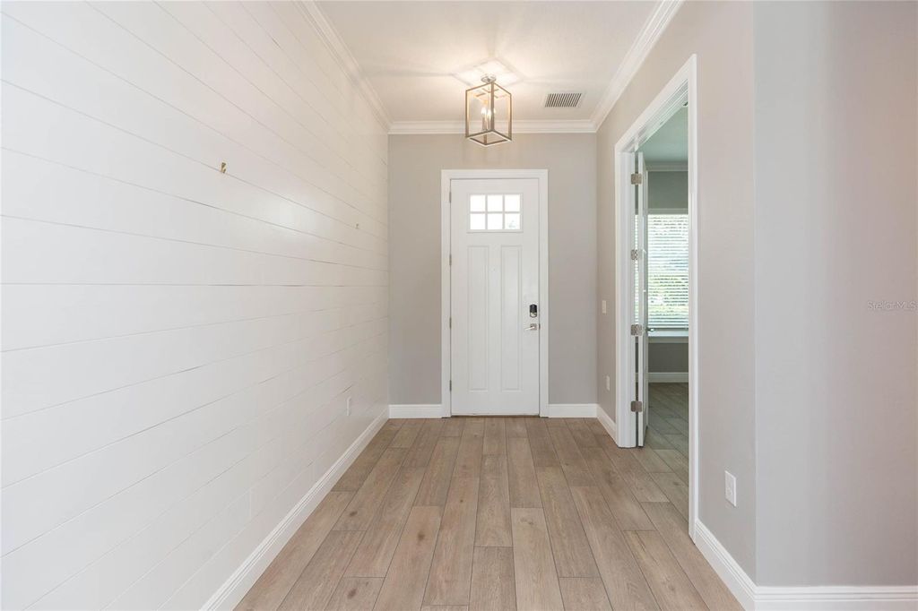 Image 5 of property listing at 3621 W DE LEON STREET, Tampa, FL 33609