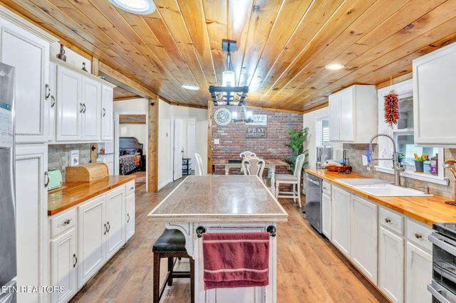 351 Zac Rd, Sunbright, TN 37872